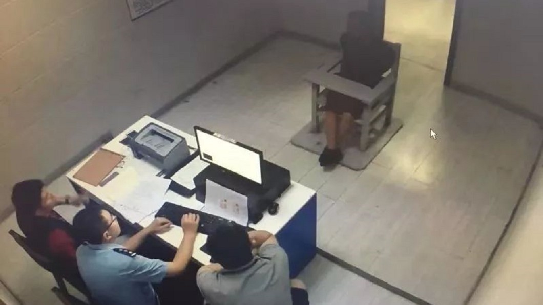 田男接受偵訊。圖/搜狐