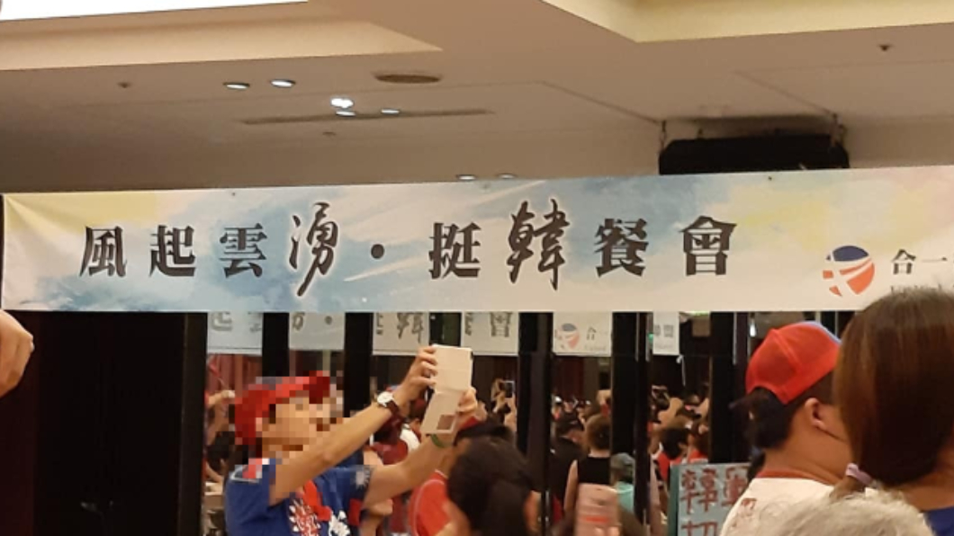 鐵粉現身挺韓餐會 喊話「韓若沒出線,我就撕黨證」
