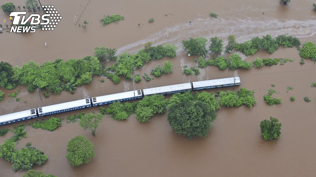 緊急救援！暴雨引洪水　列車上700乘客受困