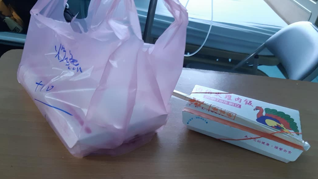 見他開刀住院無人陪 低收入嬤買飯當孫顧