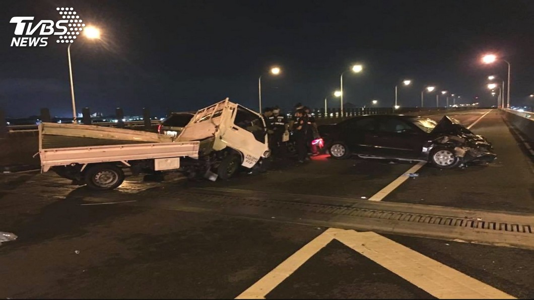 急煞下交流道害人 4車連撞1男截雙腿