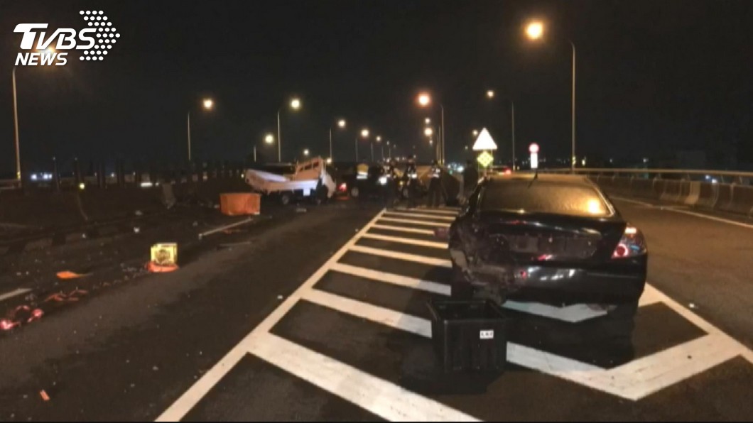 嘉義東西向快速道連環車禍　1人當場斷肢送醫急救