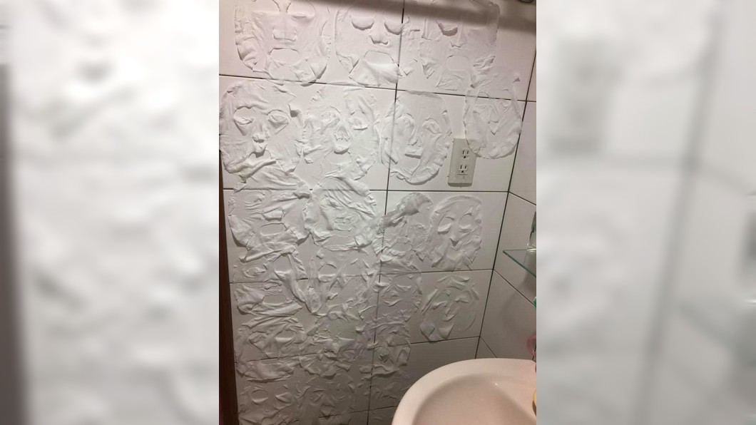 半夜上廁所如果看到這一幕,恐怕會讓人嚇到閃尿。(圖/翻攝自爆廢公社二館)