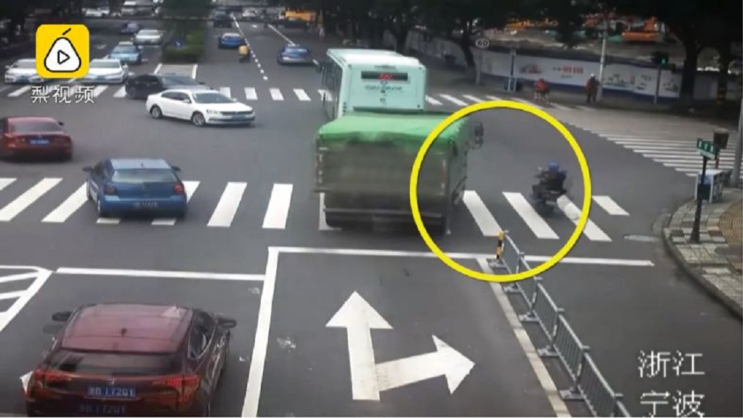 大貨車轉彎前疑似沒注意到旁邊有輛電動自行車。(圖／翻攝自梨視頻)