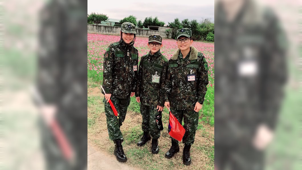 陸軍金防部砲兵營營部連上兵陳妍律（中）與姊姊，因不捨父親受肝硬化病症所苦，經醫院評估，兩人30日毅然決定各捐出50%的肝臟給父親。圖／金防部提供