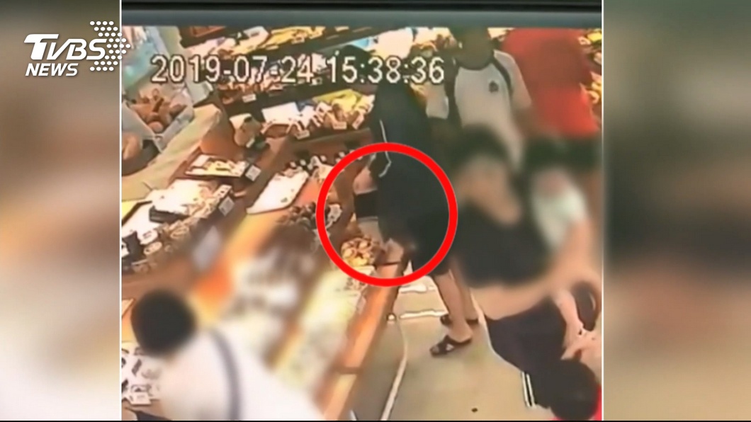 疑慣竊！　馬尾女趁人多吐司塞外套偷帶走