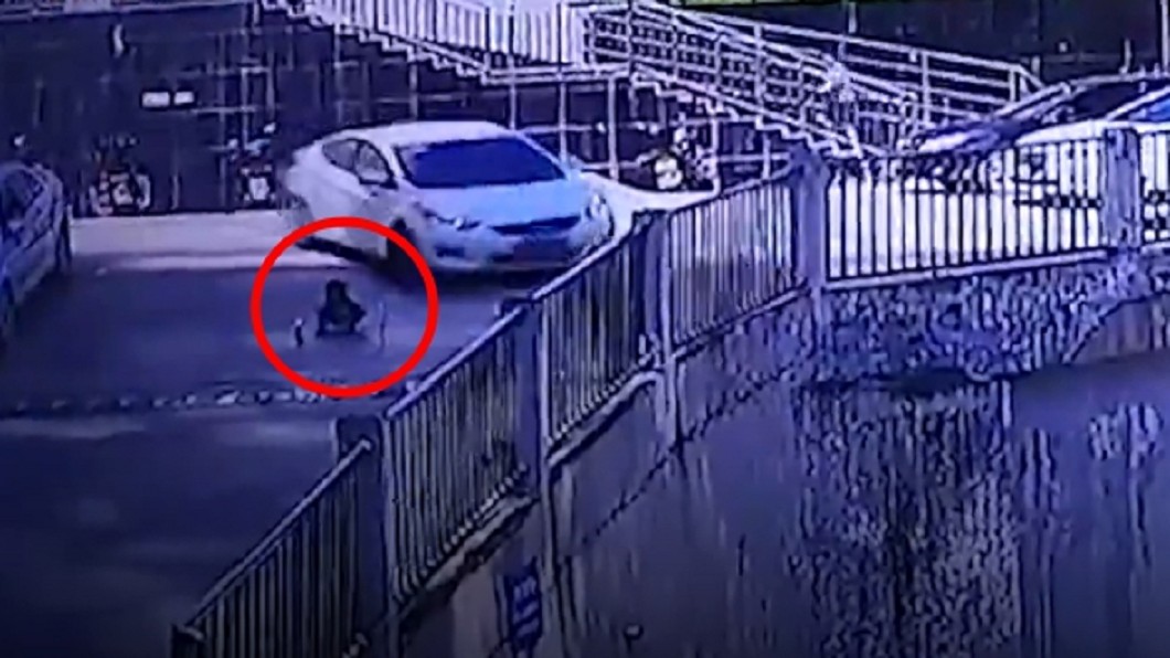 童蹲下穿鞋「被捲車底」拖行 母上前圍觀崩潰:是我孩子