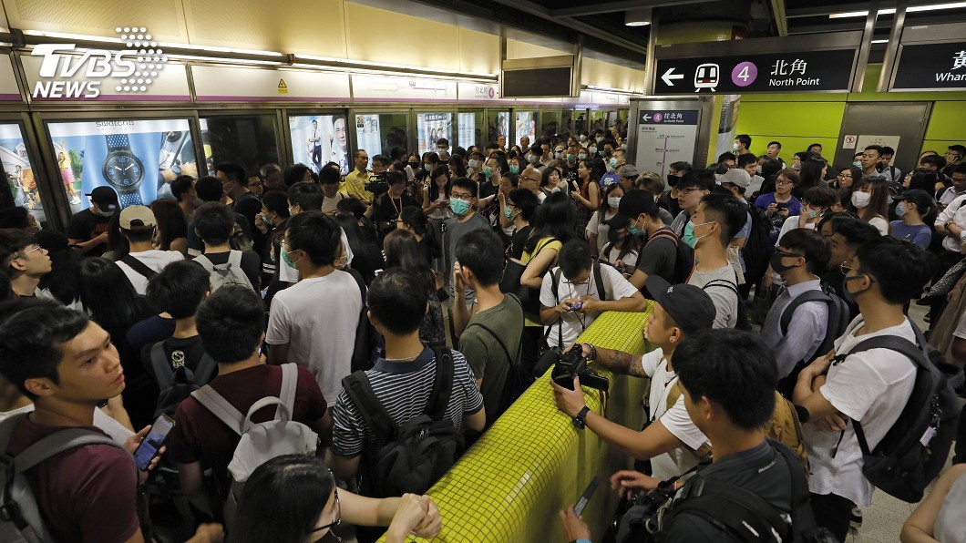 抗議港府發動「全港大塞車」 地鐵車廂爆口角