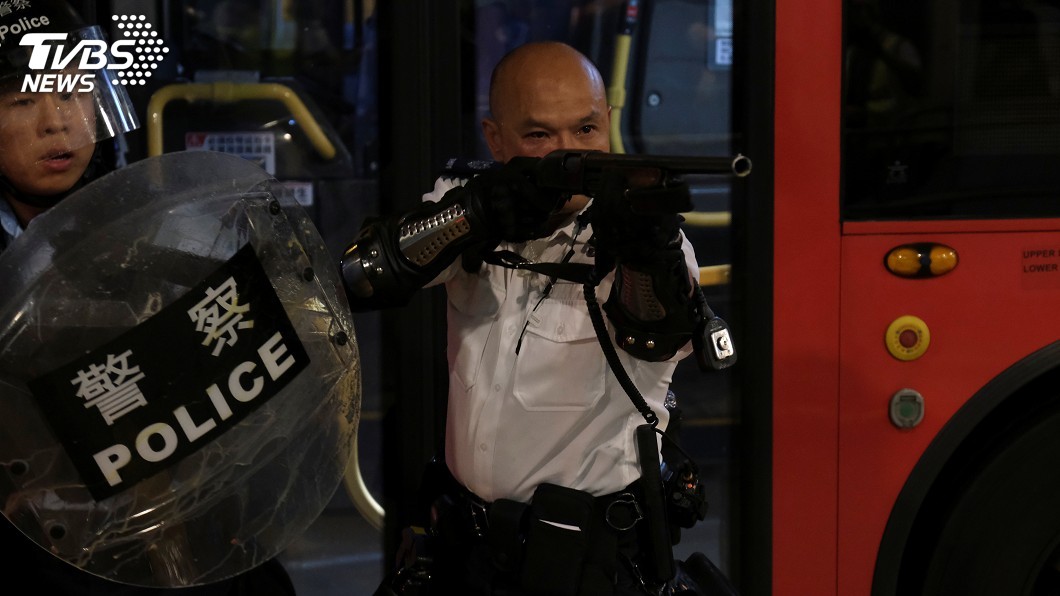 香港葵涌警署被圍 警察舉霰彈槍喝退示威者