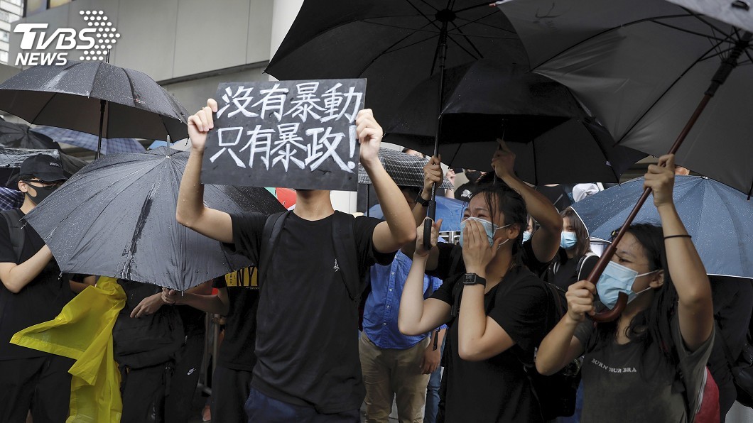 港人包圍天水圍警署　遭狂徒駕車丟煙火