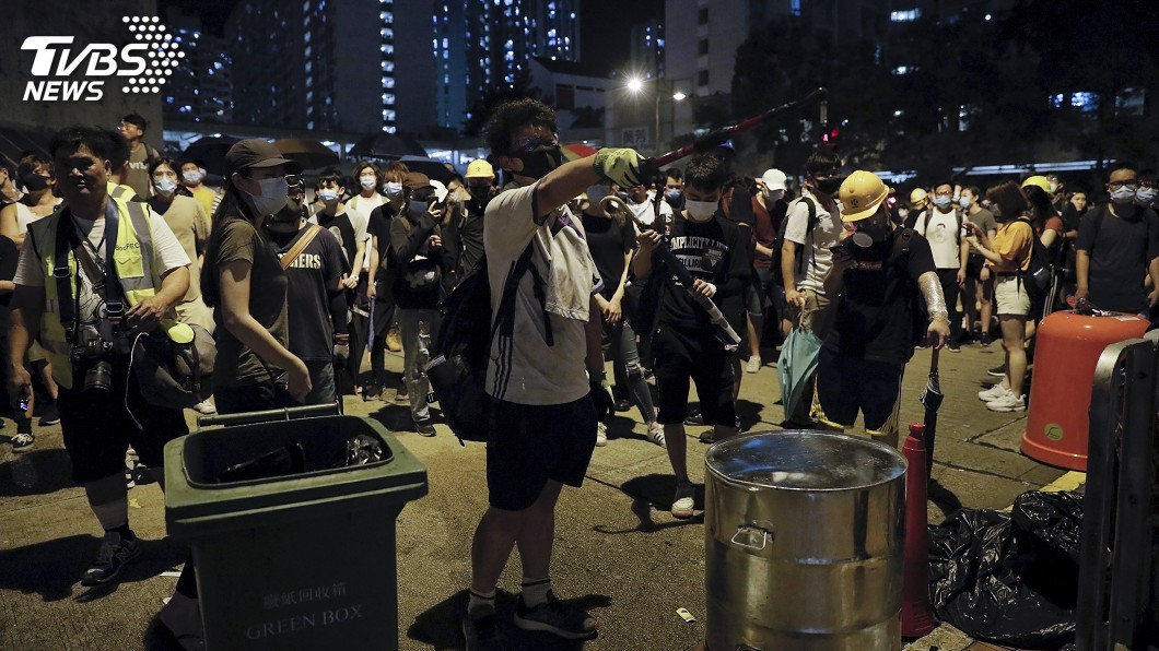 44人「暴動罪」遭訴 上千人圍警署爆衝突