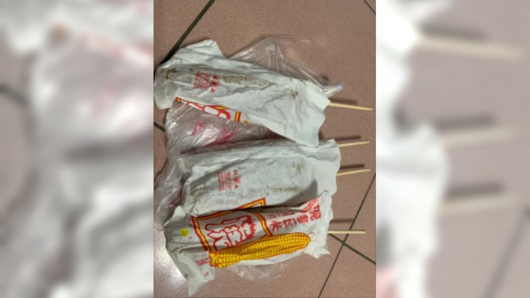 買烤玉米與母共吃 老闆做這件事讓他感動暴哭