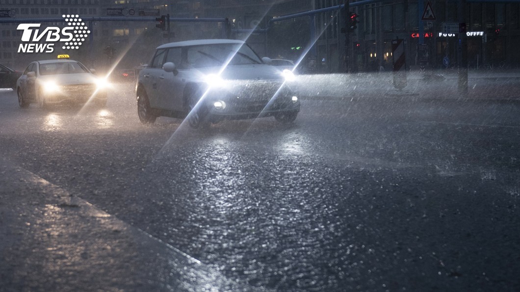 紐約暴雨泥水淹進公車　民眾忙抬腳躲水