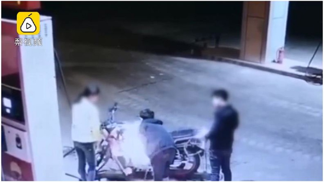 男子遭拒之後，竟拿出打火機朝正在加油的機車點火。(圖／翻攝自梨視頻)