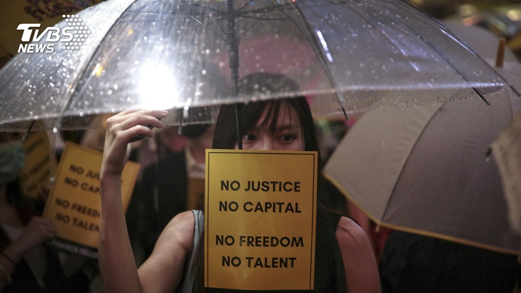 中環白領快閃抗爭 上千人冒雨喊「林鄭下台」