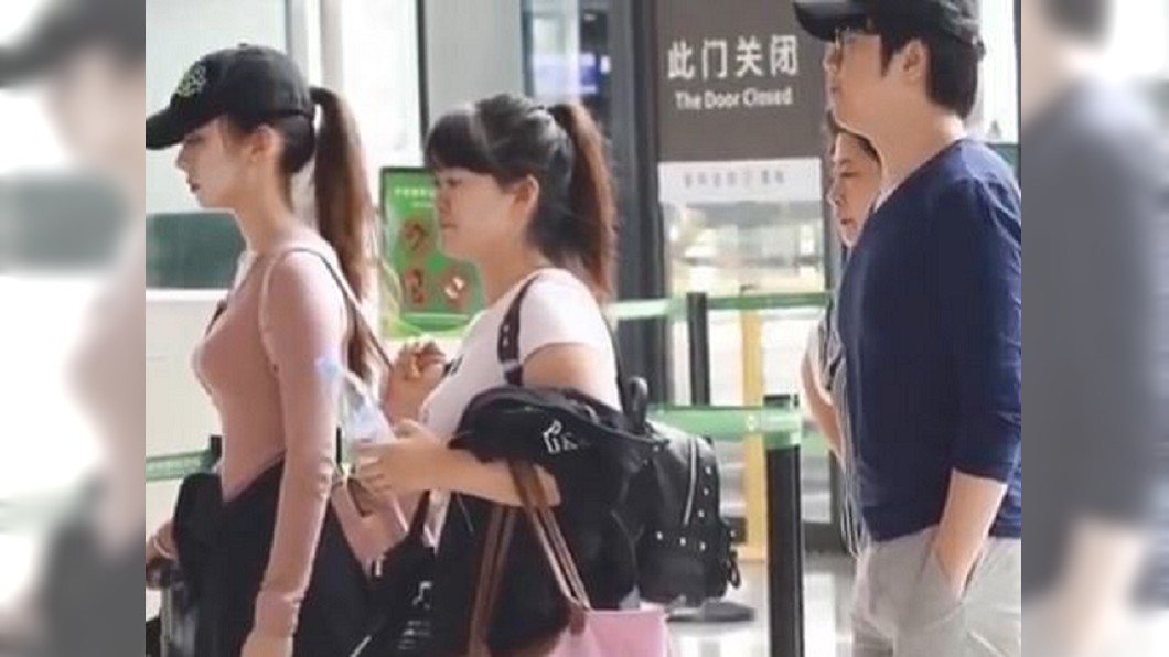 3行李嬌妻一人扛! 郎朗兩手空比讚挨轟