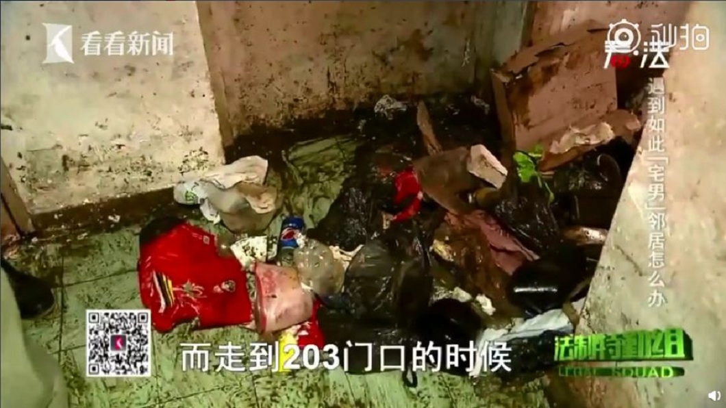 臭死了！25歲宅男足不出戶　垃圾混摻排泄物滿到及腰