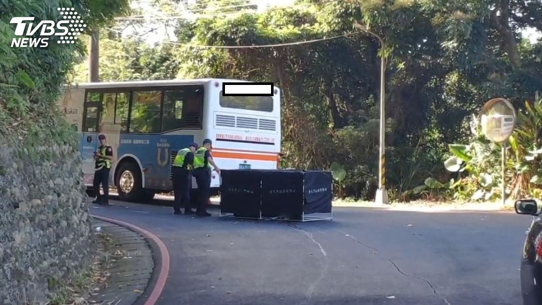 陽明山傳死亡車禍 單車騎士捲車底遭輾斃