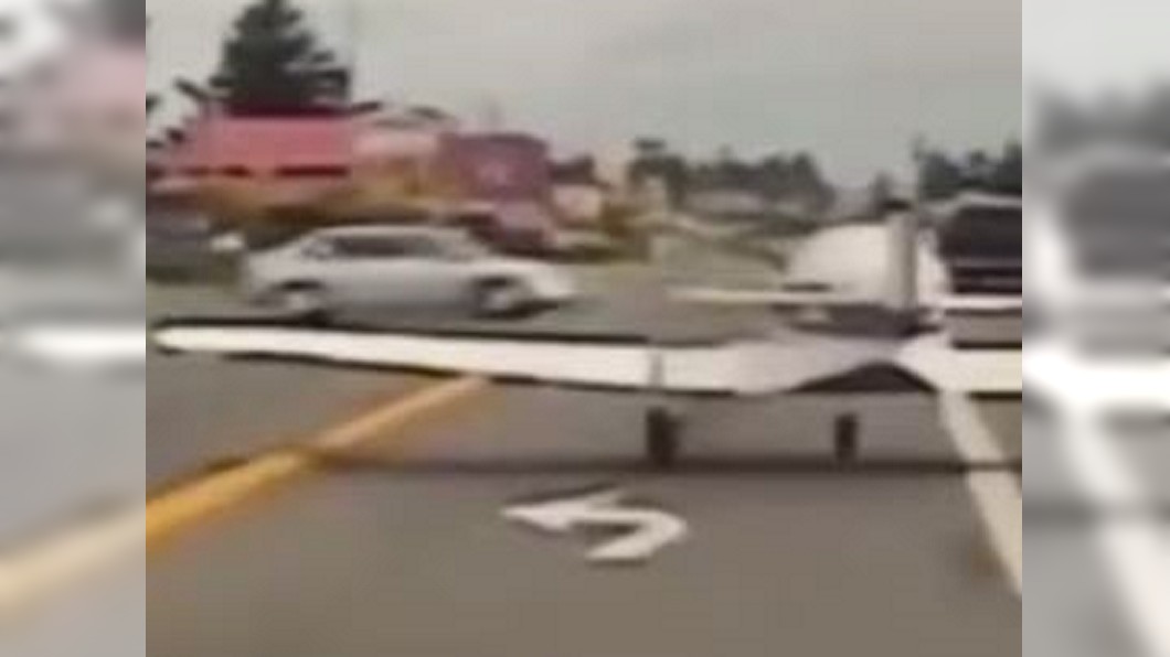 美國小飛機驚險迫降市區 目擊駕駛全嚇傻
