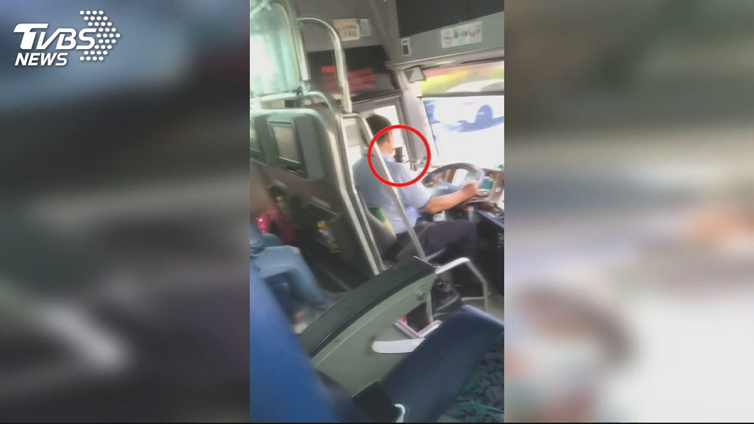 驚險！載客上國道　客運駕駛低頭看手機