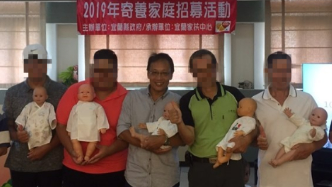 寄養爸爸簡志忠〈中〉,把寄養童當成親生孩子在照顧。圖/翻攝自宜蘭家扶中心臉書