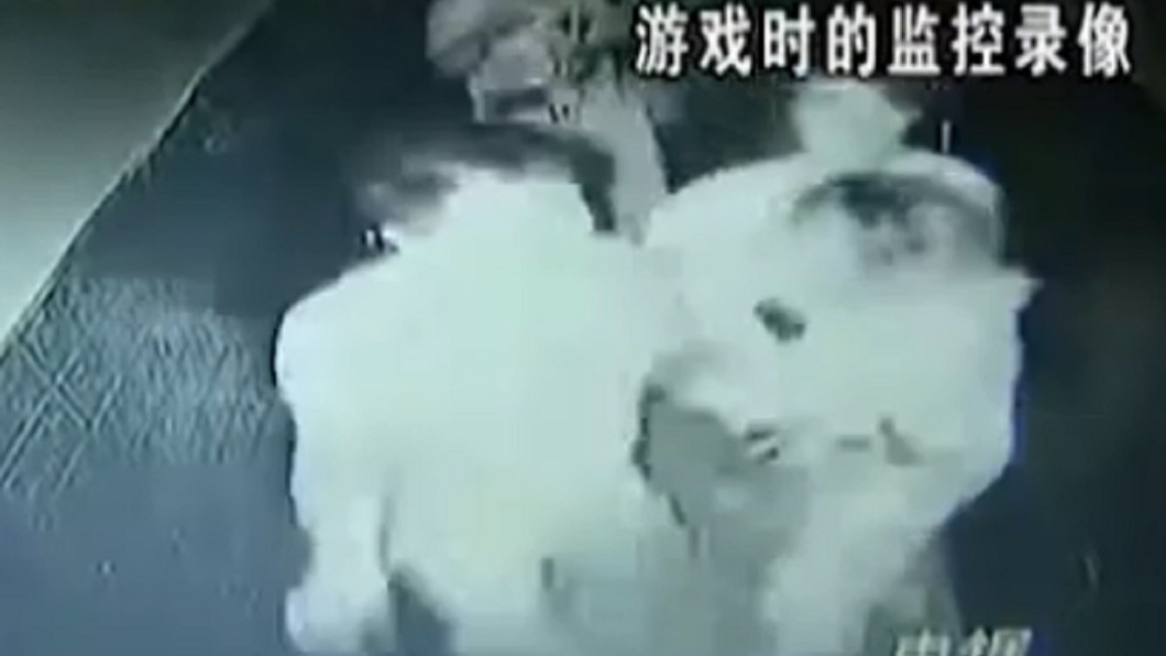 小梅一行人在場內狂奔。圖／翻攝自YouTube《 1818黄金眼》頻道