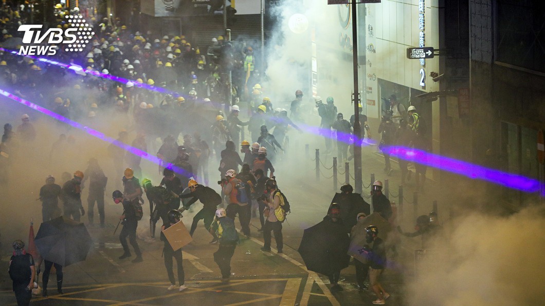 反送中!港島西晚間示威警狂扔催淚彈