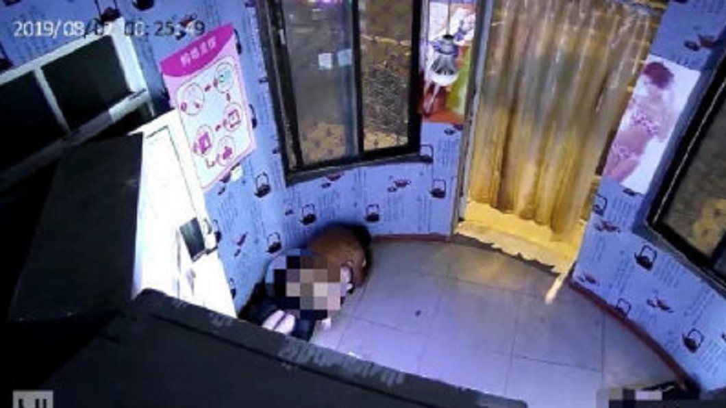 暴力拆販賣機！男奪娃娃原地開「啪」　老闆看全程活逮