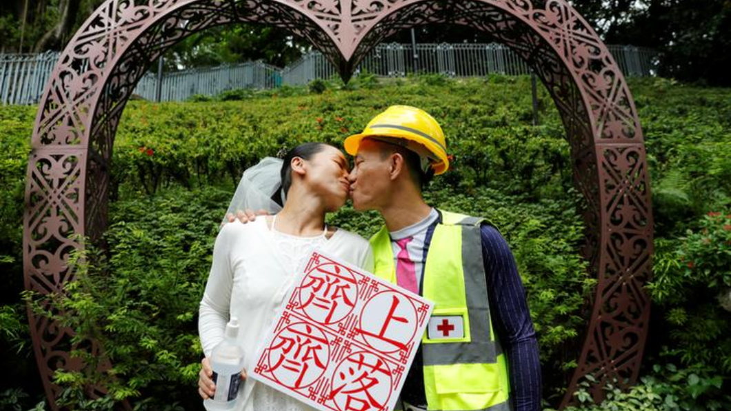 示威者眼中的勇者! 反送中「暴徒情侶」完婚