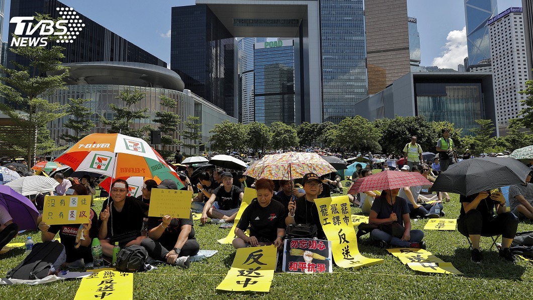 特首譴責極端暴力後 港警強勢驅離天水圍示威者