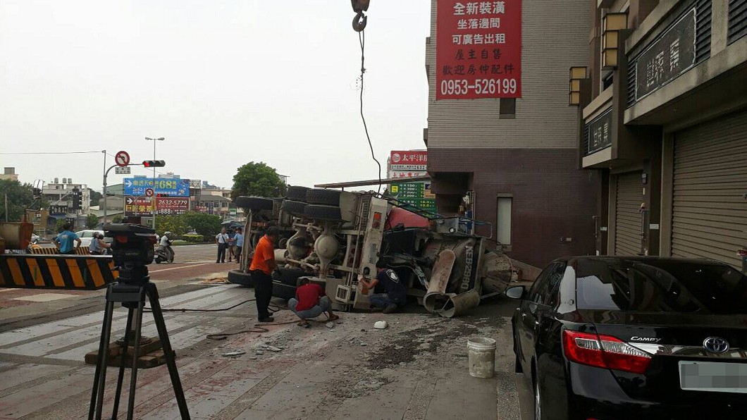 台中預拌混凝土車翻覆撞路旁4車　駕駛受傷送醫