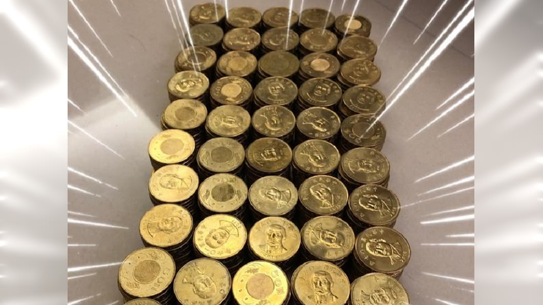 50元狂存半年!他排出驚人「金磚陣」 網喊:領月薪了