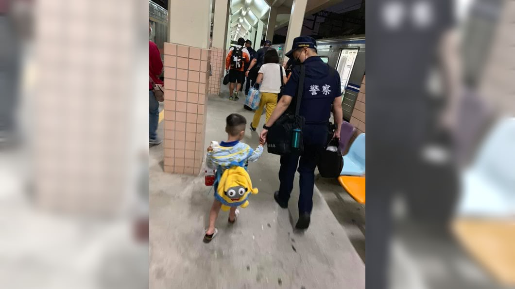 人妻牽孩又提重物! 警「這舉動」暖哭網友:背影帥到爆