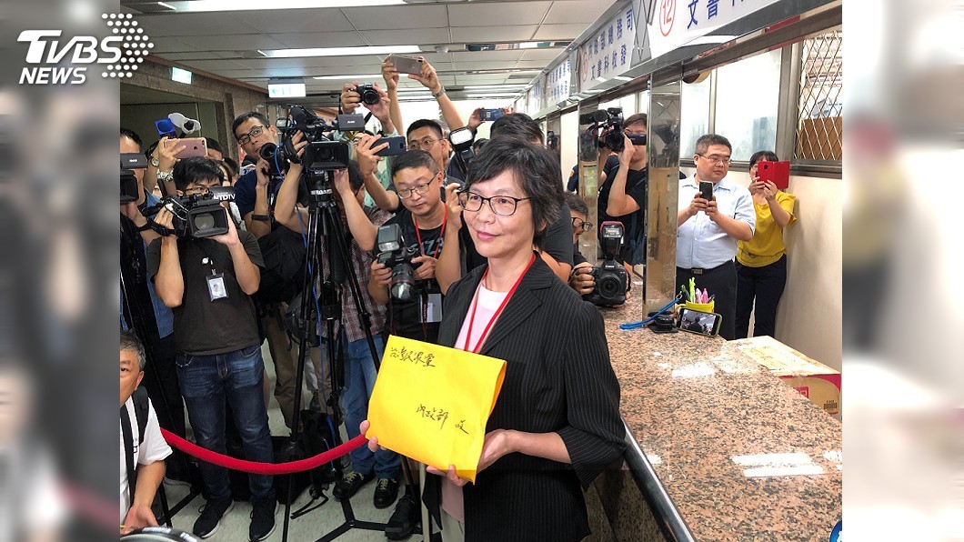 台灣民眾黨創黨 蔡壁如前往內政部遞交資料