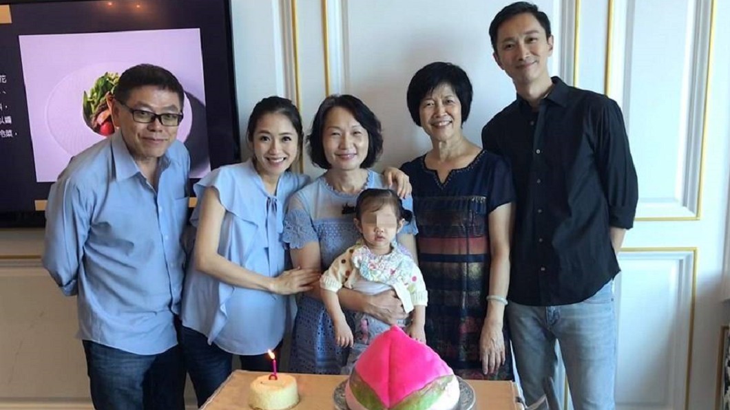楊千霈媽媽4日過生日，2家人三代同堂。圖／翻攝楊千霈 Pink Yang臉書