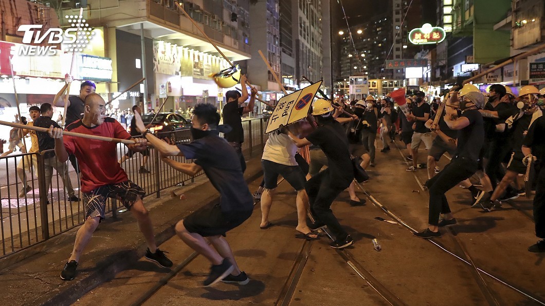 香港荃灣再現白衣人! 示威者被砍「傷見骨」
