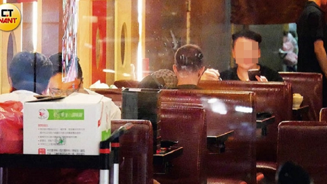吃到一半，艾怡良把頭靠在新男友肩膀上，濃情密意擋不住。圖／CTWANT提供