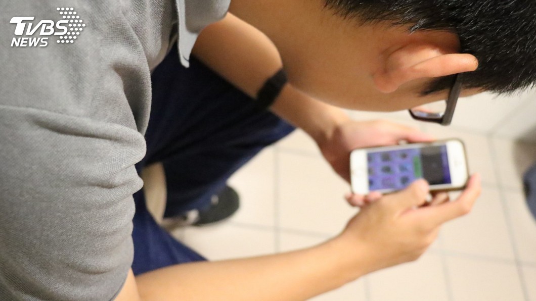 放暑假連日熬夜玩手機　15歲國中生引發痔瘡