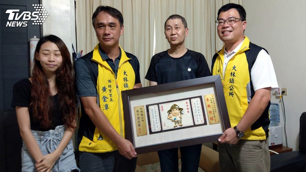 退休警事母至孝還父兼母職 女兒推薦模範父親