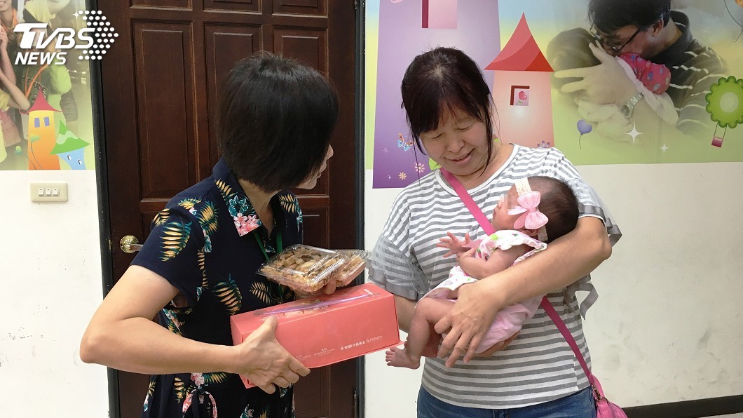 寄養媽媽細心呵護 屏東棄嬰「鳳梨妹」滿月了