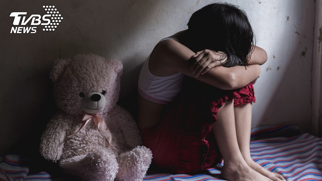 把女兒當娼!狠母得知懷孕 逼喝「松節油」打胎