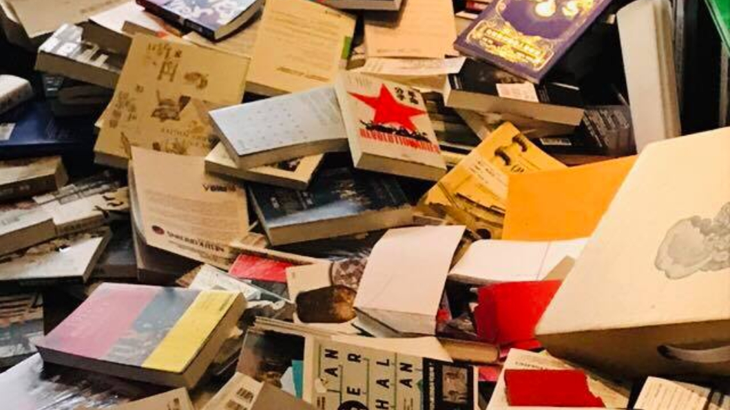 地牛翻身!震垮男星家上千書本 網驚呼:宛如電影場景