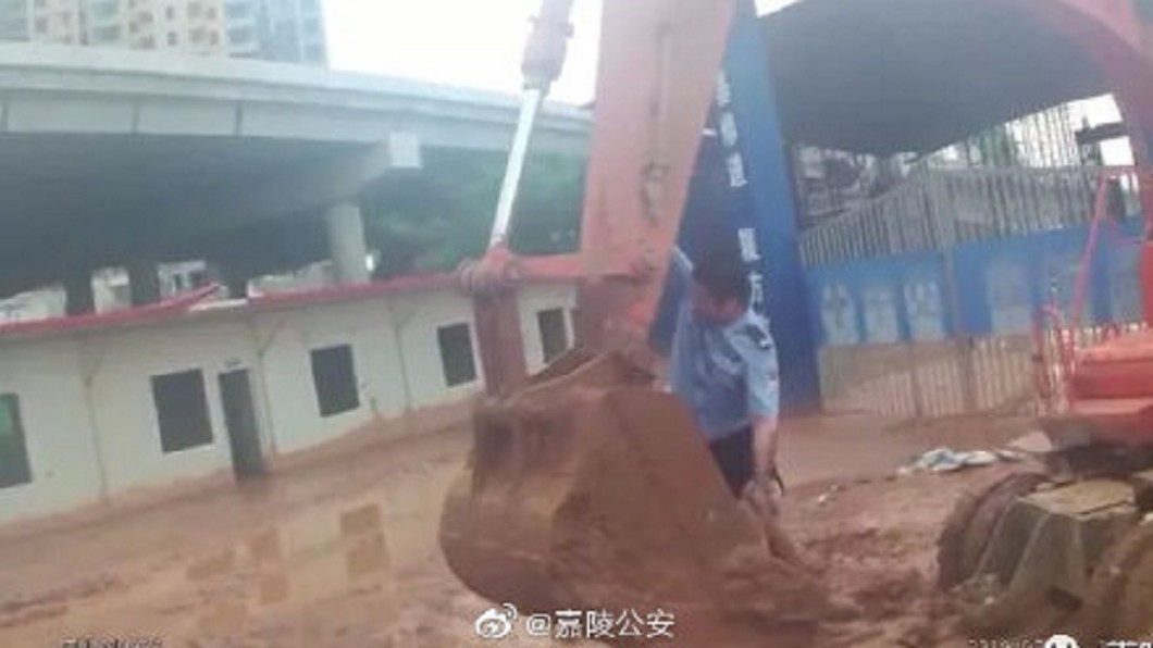 廢棄場驚見「棄屍」！　警一探手動了..