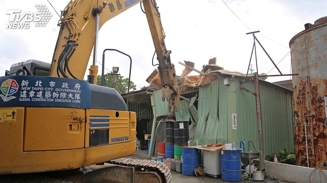 五股垃圾山違建占國有地 侯友宜帶隊拆除