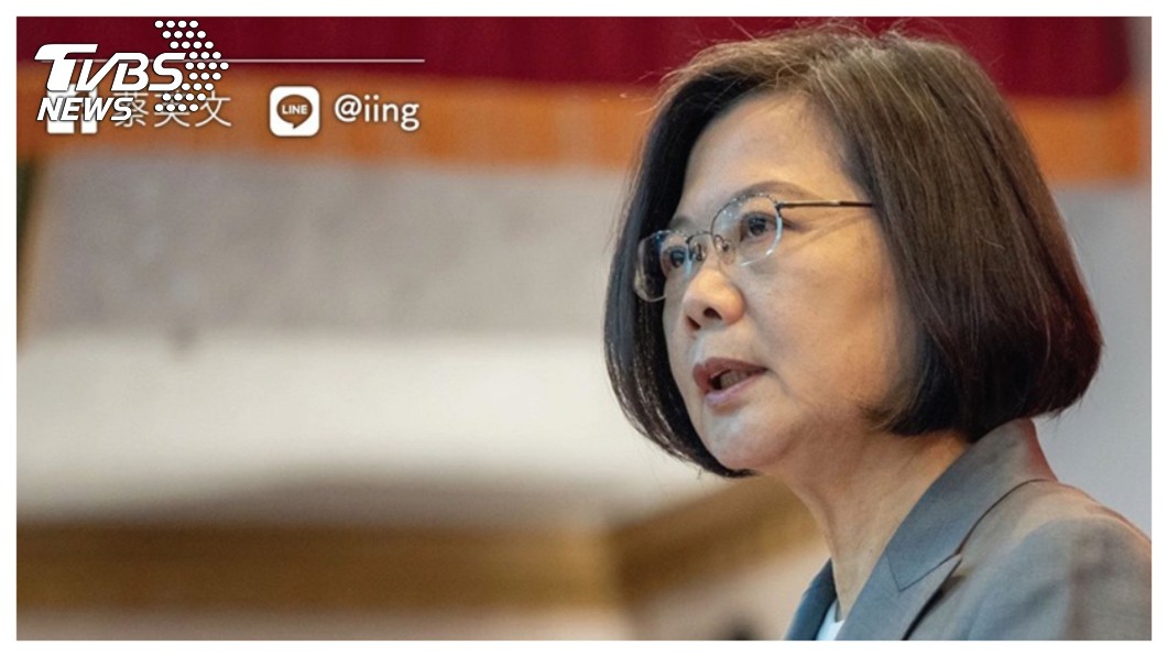 兩岸交流近來急速降溫，香港前特首董建華曾指，台美介入香港反送中，所謂「香港這次暴亂，大部分資金來自蔡英文」。對此陸委會發表聲明「含血噴人」，但蔡總統尚未正面公開澄清。   圖／TVBS