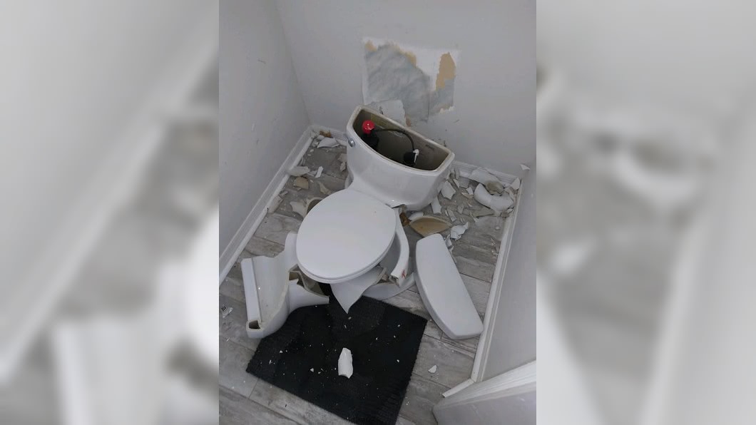 驚！閃電打中化糞池　廁所馬桶瞬間爆炸碎滿地