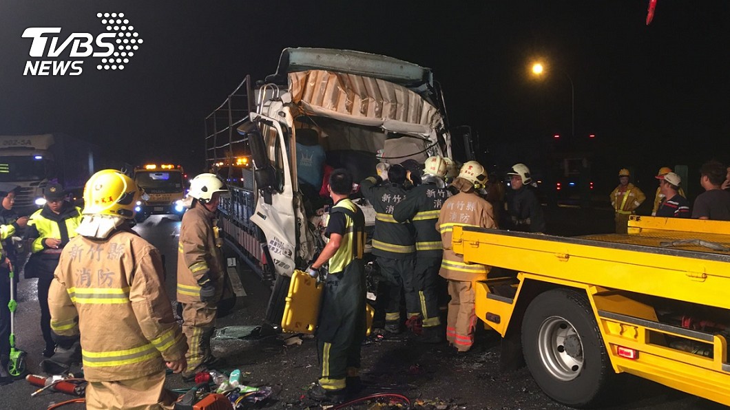 大貨車追撞客運 1無生命跡象.1重傷昏迷