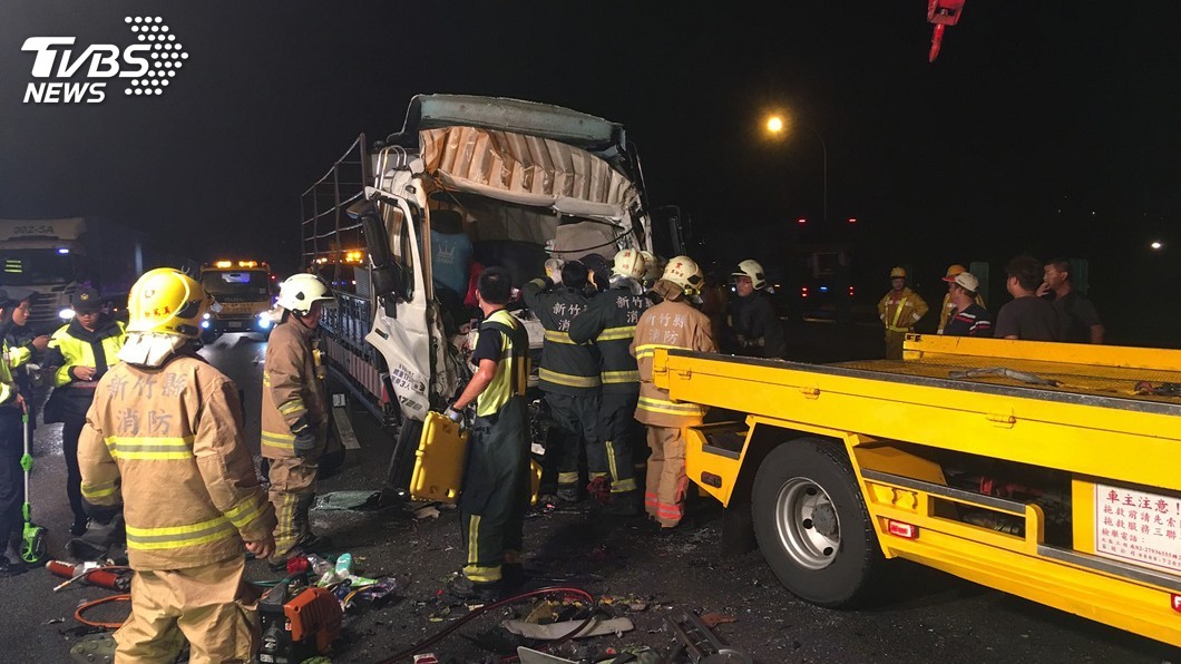 國道1號竹北交流道車禍 1人命危多人送醫