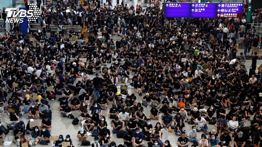 萬人接機是接誰 港民等待「范宋中」與「梁知」
