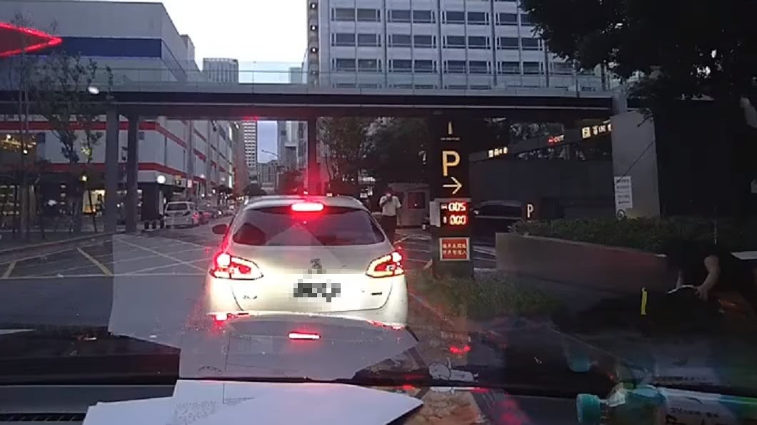 原PO家人立刻下車關心保全情況。圖/翻攝自爆料公社